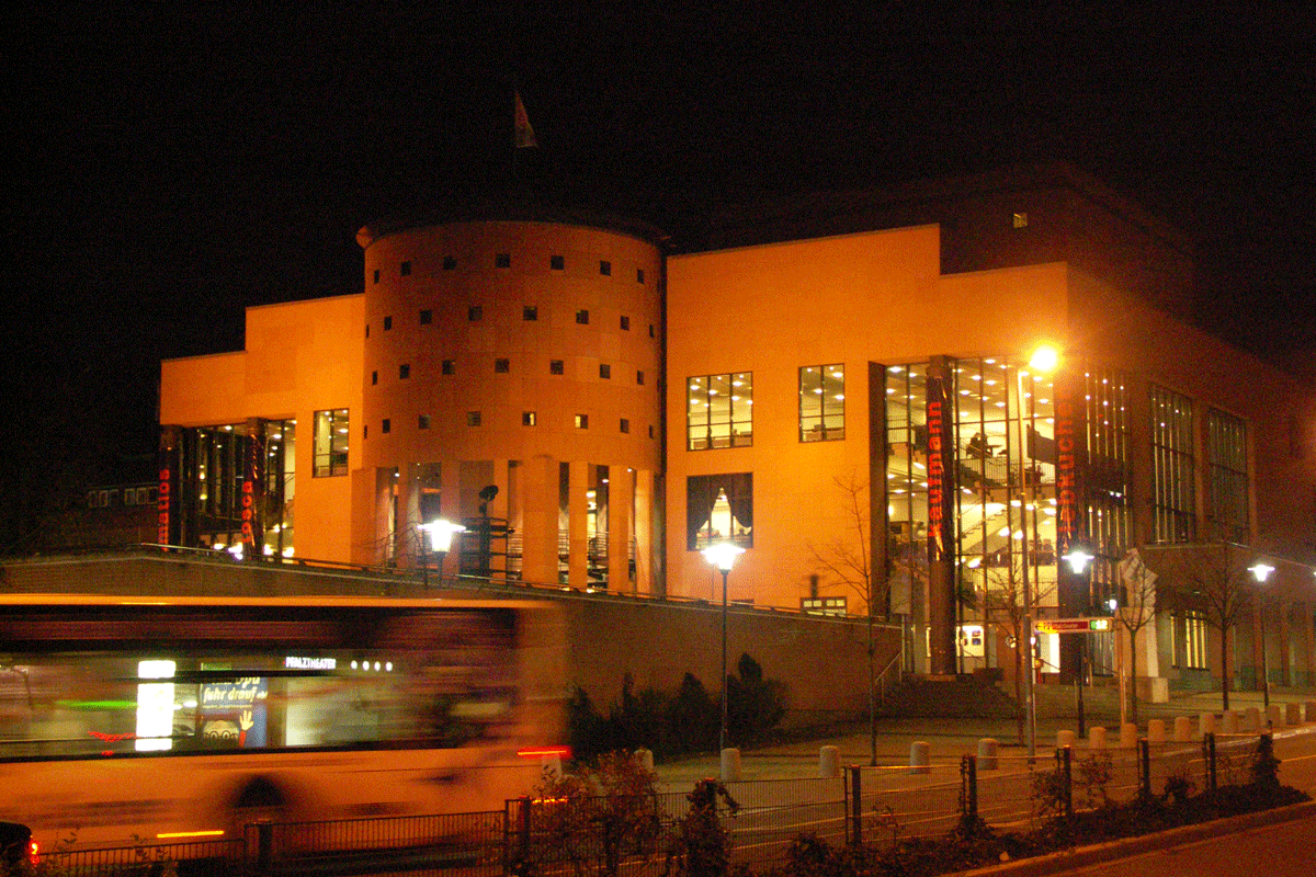 Pfalztheater-bei-Nacht-mit-